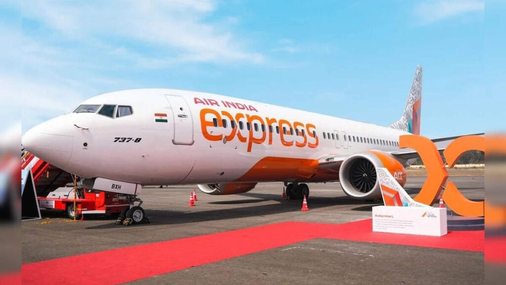 Aircraft of Air India Express standing at Jaipur Airport for 24 hours, see in video, passengers were angry due to cancellation of flight due to technical fault