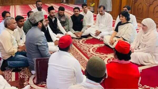 अखिलेश यादव के मस्जिद दौरे ने मचाई सियासी हलचल, वीडियो में BJP ने तुष्टिकरण का आरोप लगाते हुए दी ये बड़ी चेतावनी 