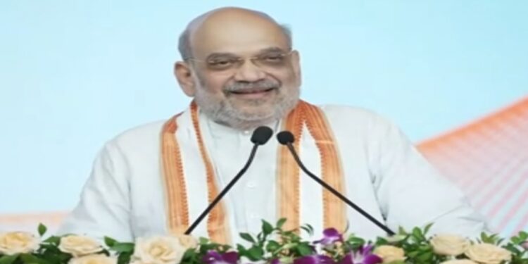Amit Shah Pays Tribute Shyama Prasad Mukherjee 125th Birth Anniversary Honored for his Contribution in the Annexation of Kashmir Ta India | Amit Shah paid tribute to Shyama Prasad Mukherjee on 125th birth anniversary, his contribution to the merger of Kashmir in India! , News Track in Hindi