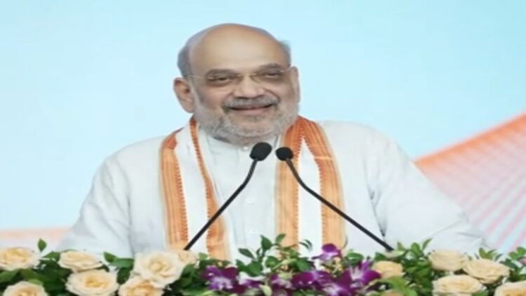 Amit Shah Pays Tribute Shyama Prasad Mukherjee 125th Birth Anniversary Honored for his Contribution in the Annexation of Kashmir Ta India | Amit Shah paid tribute to Shyama Prasad Mukherjee on 125th birth anniversary, his contribution to the merger of Kashmir in India! , News Track in Hindi