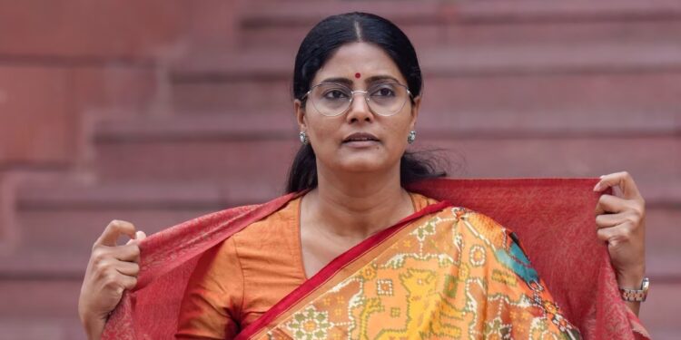 Apna Dal Anupriya Patel Demotes Husband Ashish Patel Third Number in Party from Working President | Anupriya patel apna dal s, apna dal s internal conflict | Ashish Patel Removed From Post, Apna Dal S Organizational Reshuffle | Such an announcement of Anupriya Patel, 'rites' of the post at home! Husband to number-3; 'Nata new' played in politics. News Track in Hindi