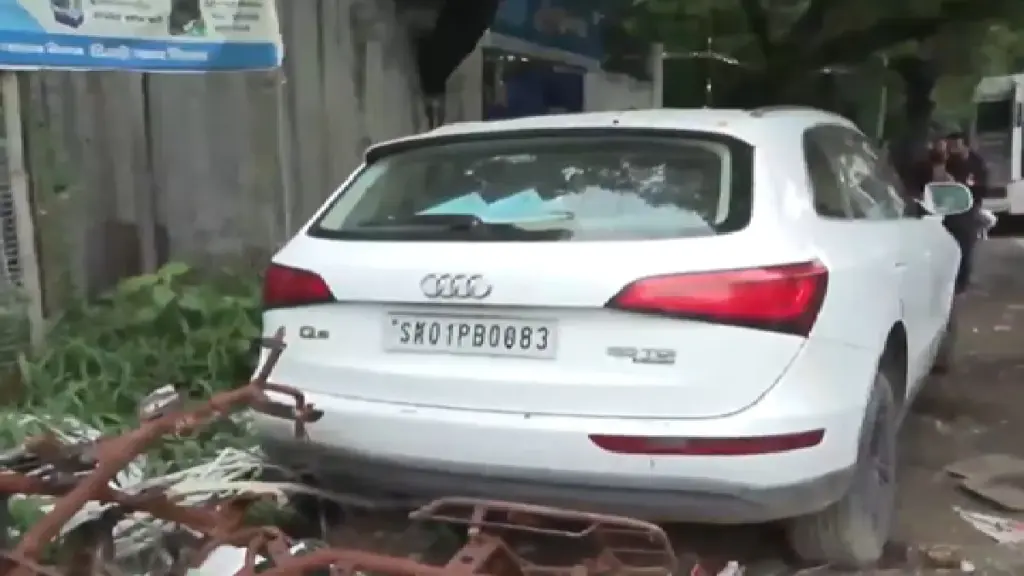 Audi Driver Crush People in Delhi: A person driving Audi at a high speed in Vasant Vihar, Delhi crushed five people, drunken pavement car, an intoxicated with liquor aDi driver crush five people in Vahar of delhi