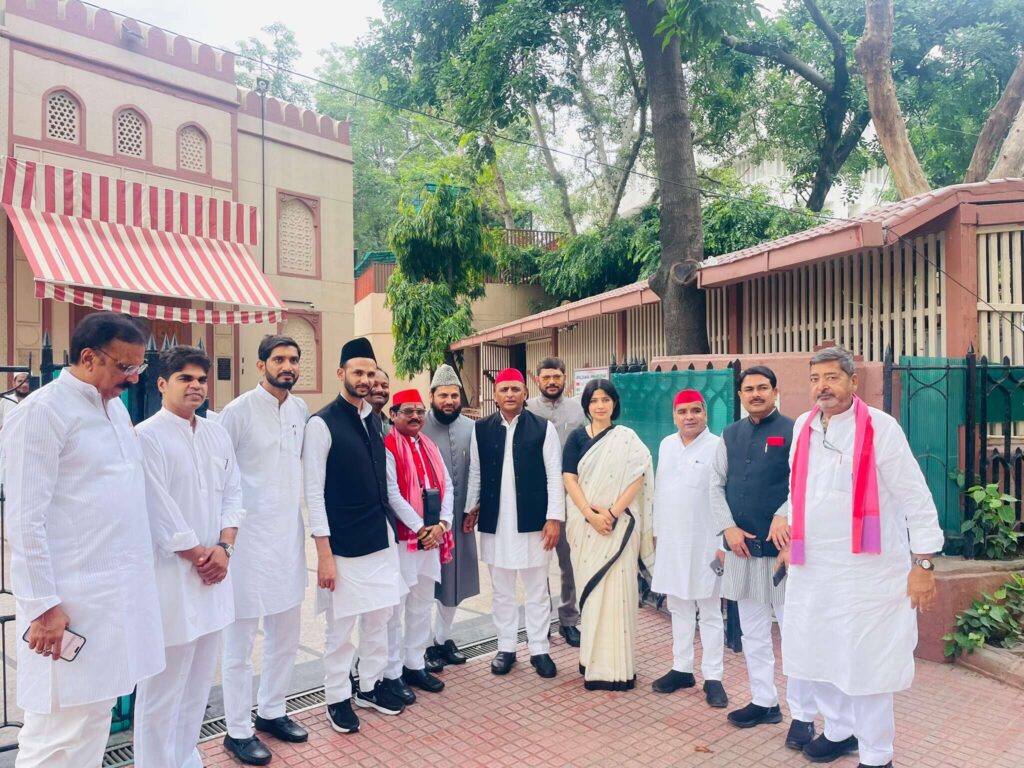 मस्जिद में सपा सांसदों की बैठक पर भड़की BJP कहा -