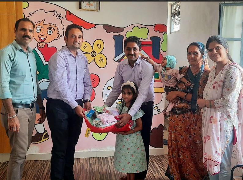 Bhamashah distributed clothes to newborns in state infant planet