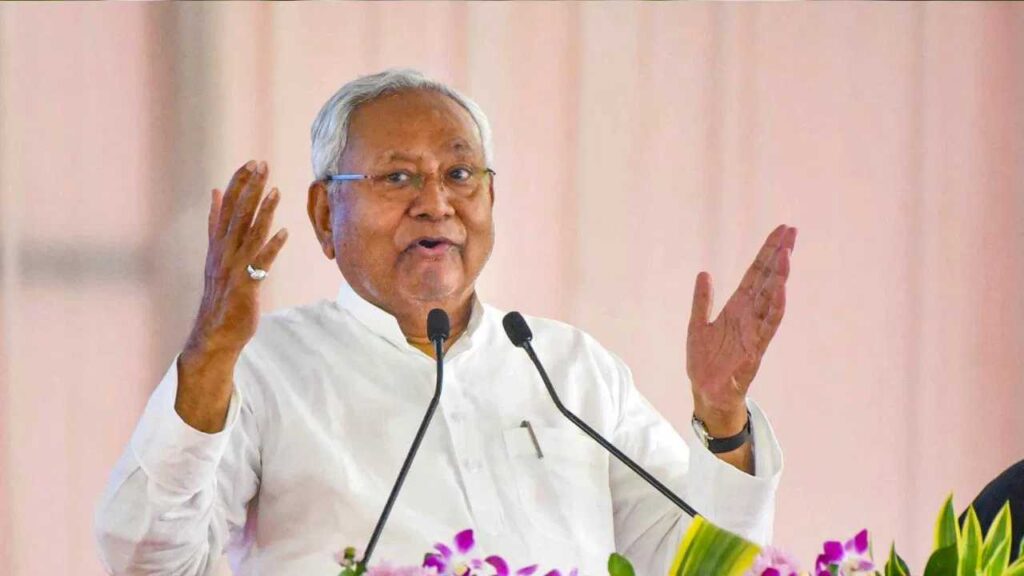Bihar Assembly Chaos Over Voter List Row: Nitish Kumar Claps, OPPOSITION EURUPTS | Voter list "fierce on"
