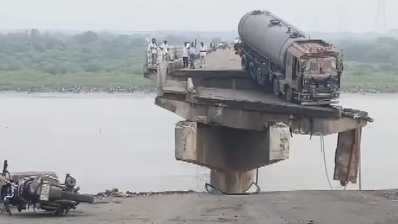 Bridge Disaster Over Mahisagar River in Gujarat Vehicle Falls Into River Truck Stuck 2 Killed | Bridge accident on Mahisagar river in Gujarat: Vehicles fell in river, truck hanging, 9 killed, 6 injured! , News Track in Hindi