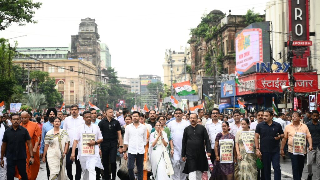 CM Mamata Bnerjeeà ¥ ¤ Mamata Baneerjee Marchesà ¥ ¤ Mamata Bnerjee Protestà ¥ ¤ Harassment of Bengali Migrantsà ¥ ¤ Mamata Bnerjee News | 'Won after cutting the name in Maharashtra, now preparing to repeat in Bihar…', Mamta Banerjee's attack on BJP | News Track in Hindi