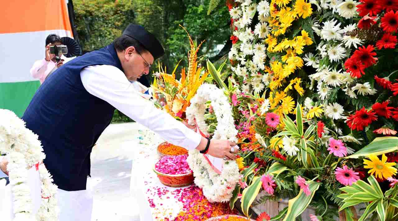 CM Pushkar Singh Dhami Honors Kargil Heroes, Increases Ex-Gratia for Param Vir Chakra Awardes | Uttarakhand News: Chief Minister paid tribute to the martyrs by paying a wreath at the martyr memorial on Kargil Vijay Day. News Track in Hindi