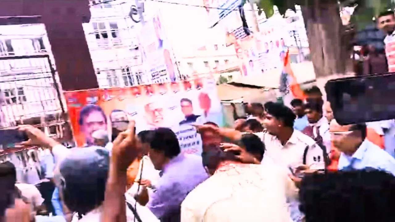 Congress Bihar Clash, Congress Office Fight, Bihar Political Violence, Congress Workers Clash, Devendra Yadav Bihar, Bhojpur Congress Office, Congress Internal Congress Gundaraj, Political Violence Bihar, Congress Party Fight Video, Bihar Congress News, Devendra Yadav News, Congress Infighting India, Congress VS Congress Fight, Congress RALLY VIOLENECE, Congress Party Shame, Congress Leadership Crisis, Congress Office BloodShed, Political Brawl Bhojpur, Congress Welcoming Gone Wrong | Congress meeting became an arena in Bihar! Kick-punched, Congress office turned red instead of a garland of flowers. News Track in Hindi