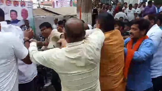 De Danadan ... Kicking fiercely in Congress office, many activists including former MLC Ajay Singh were bled