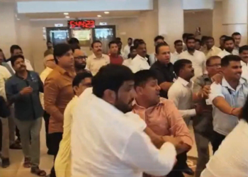 दे दनादन! महाराष्ट्र विधानसभा परिसर बना अखाड़ा, बीजेपी और NCP के विधायकों के बीच जमकर बरसे लात-घुसे 