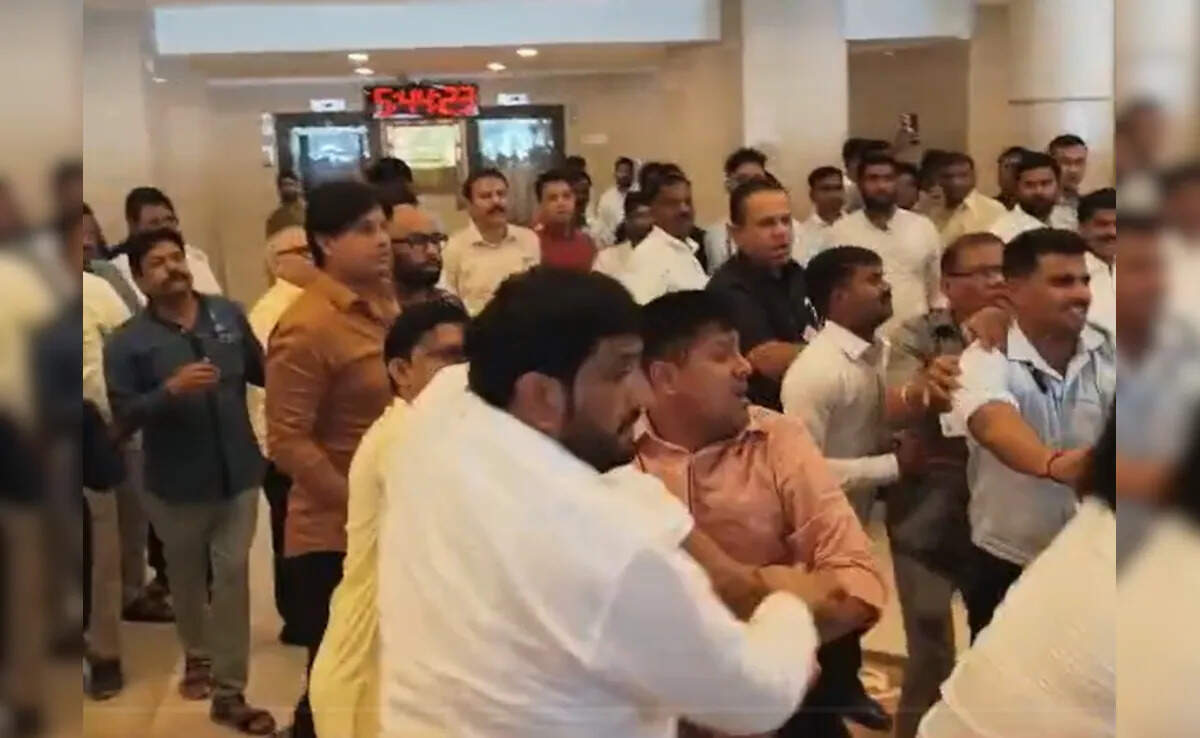 दे दनादन! महाराष्ट्र विधानसभा परिसर बना अखाड़ा, बीजेपी और NCP के विधायकों के बीच जमकर बरसे लात-घुसे 