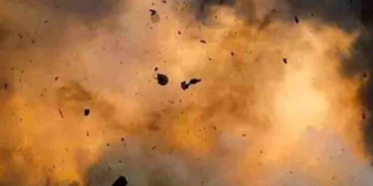Desi Bomb Blast in Bengal Deserted House Burnt Body was found amidst smoke and ashes | Kolkata Bomb Blast | Burdwan bomb explosion | West Bengal Bomb News | , Orgy of 'Desi Bomb' in Bengal! People shivered with a loud explosion in a deserted house, the burnt corpse found between smoke and ash. News Track in Hindi