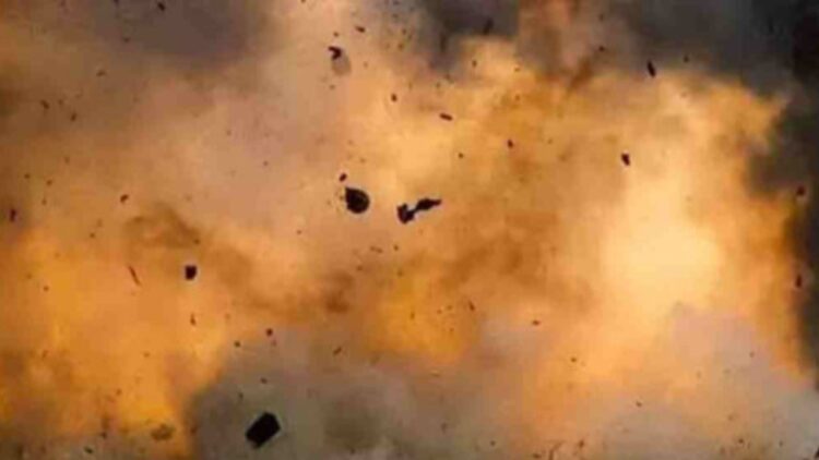 Desi Bomb Blast in Bengal Deserted House Burnt Body was found amidst smoke and ashes | Kolkata Bomb Blast | Burdwan bomb explosion | West Bengal Bomb News | , Orgy of 'Desi Bomb' in Bengal! People shivered with a loud explosion in a deserted house, the burnt corpse found between smoke and ash. News Track in Hindi