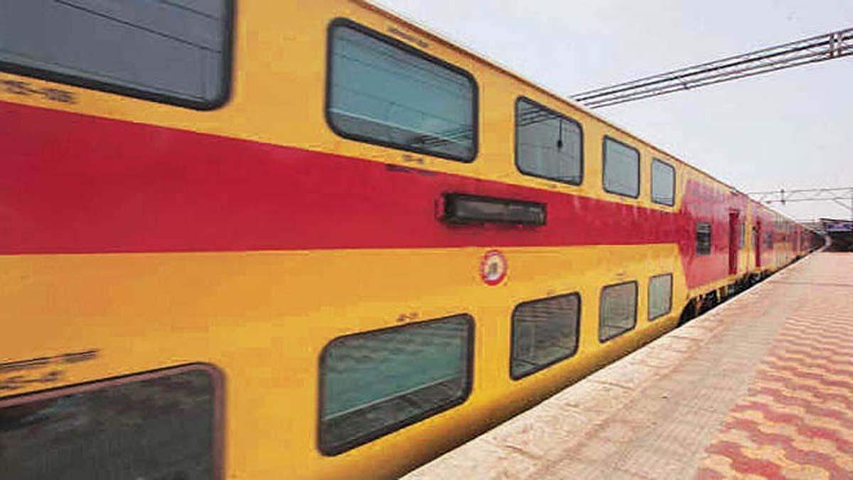 Double decker train in Bandikui with suspected bag in 'tik-tick', know in video, security agencies alert