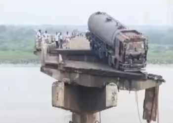 GUJARAT Gambhira Bridge Collapse: The death toll in the Gujarat Gambhira Bridge accident increased to 15, rescue operation still released, Death Toll in Gujarat Bridge Collapse Rices to 15, Rescue Operation Styl Underway