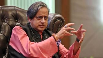 If Tharoor is feeling suffocated in the party, then he should choose his path: K. Muralidharan