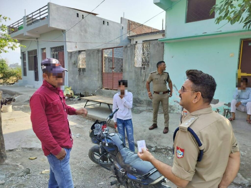 यूटिलिटी न्यूज़ डेस्क !!! पुलिस व्यवस्था समाज में अपराध को नियंत्रित करने के लिए बनाई गई है। अक्सर देखा जाता है कि जब कोई घटना घटित होती है। ऐसे में पीड़ित घटना की शिकायत दर्ज कराने थाने जाता है. ज्यादातर मामलों में पुलिस तुरंत शिकायत दर्ज करती है और अपराध करने वाले व्यक्ति के खिलाफ उचित कार्रवाई करती है। वहीं कई बार पुलिस शिकायतकर्ता से अनप्रोफेशनल तरीके से बात करती है और उसकी एफआईआर दर्ज करने से मना कर देती है. ऐसे में व्यक्ति चिंतित हो जाता है. इसी कड़ी में आज हम आपको कुछ ऐसी जरूरी बातों के बारे में बताने जा रहे हैं जो आपको जरूर जाननी चाहिए।  अगर पुलिस आपकी शिकायत पर एफआईआर दर्ज नहीं करती है. ऐसे में आप इसकी शिकायत किसी वरिष्ठ अधिकारी से कर सकते हैं. यदि वरिष्ठ अधिकारी भी आपकी शिकायत का कोई निश्चित जवाब नहीं देता है।ऐसी स्थिति में आप सीआरपीसी की धारा 156(3) के तहत मेट्रोपॉलिटन मजिस्ट्रेट से शिकायत कर सकते हैं। आपकी शिकायत सुनने के बाद मजिस्ट्रेट उक्त पुलिस के खिलाफ एफआईआर दर्ज करने का निर्देश देगा।  नियमों में साफ तौर पर जिक्र है कि अगर पुलिस आपकी शिकायत पर एफआईआर दर्ज करने से इनकार करती है. इस मामले में संबंधित पुलिस पदाधिकारी पर उचित कार्रवाई की जायेगी. आपके पास ऑनलाइन एफआईआर दर्ज करने का भी विकल्प है। इसके लिए आपको अपनी स्थानीय पुलिस की वेबसाइट पर जाना होगा। आप इस वेबसाइट पर जाकर आसानी से अपनी ई-एफआईआर दर्ज करा सकते हैं।  