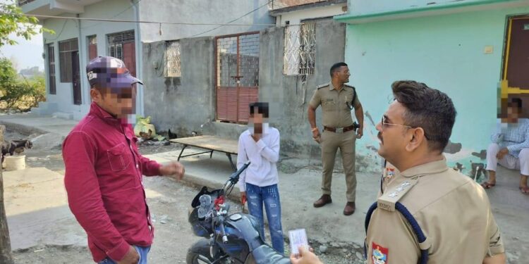 यूटिलिटी न्यूज़ डेस्क !!! पुलिस व्यवस्था समाज में अपराध को नियंत्रित करने के लिए बनाई गई है। अक्सर देखा जाता है कि जब कोई घटना घटित होती है। ऐसे में पीड़ित घटना की शिकायत दर्ज कराने थाने जाता है. ज्यादातर मामलों में पुलिस तुरंत शिकायत दर्ज करती है और अपराध करने वाले व्यक्ति के खिलाफ उचित कार्रवाई करती है। वहीं कई बार पुलिस शिकायतकर्ता से अनप्रोफेशनल तरीके से बात करती है और उसकी एफआईआर दर्ज करने से मना कर देती है. ऐसे में व्यक्ति चिंतित हो जाता है. इसी कड़ी में आज हम आपको कुछ ऐसी जरूरी बातों के बारे में बताने जा रहे हैं जो आपको जरूर जाननी चाहिए।  अगर पुलिस आपकी शिकायत पर एफआईआर दर्ज नहीं करती है. ऐसे में आप इसकी शिकायत किसी वरिष्ठ अधिकारी से कर सकते हैं. यदि वरिष्ठ अधिकारी भी आपकी शिकायत का कोई निश्चित जवाब नहीं देता है।ऐसी स्थिति में आप सीआरपीसी की धारा 156(3) के तहत मेट्रोपॉलिटन मजिस्ट्रेट से शिकायत कर सकते हैं। आपकी शिकायत सुनने के बाद मजिस्ट्रेट उक्त पुलिस के खिलाफ एफआईआर दर्ज करने का निर्देश देगा।  नियमों में साफ तौर पर जिक्र है कि अगर पुलिस आपकी शिकायत पर एफआईआर दर्ज करने से इनकार करती है. इस मामले में संबंधित पुलिस पदाधिकारी पर उचित कार्रवाई की जायेगी. आपके पास ऑनलाइन एफआईआर दर्ज करने का भी विकल्प है। इसके लिए आपको अपनी स्थानीय पुलिस की वेबसाइट पर जाना होगा। आप इस वेबसाइट पर जाकर आसानी से अपनी ई-एफआईआर दर्ज करा सकते हैं।  