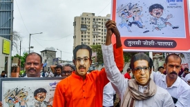 Language controversy became a seat controversy in Mumbai local: "Speak Marathi or go out"