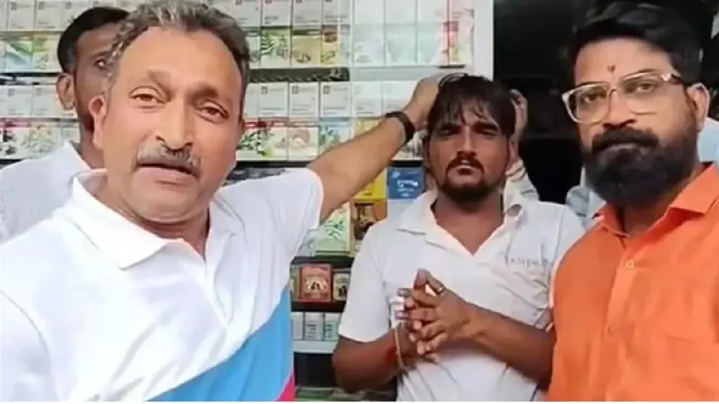 MNS Workers Again Beat Up a Shopkeeper: MNS workers again beat up a shopkeeper in the name of Marathi, arranged for waiver by holding ear, MNS workers beat up a shopkeeper again in the name of marathi, Made HIM APOLGZE by HIM APOLGIZE