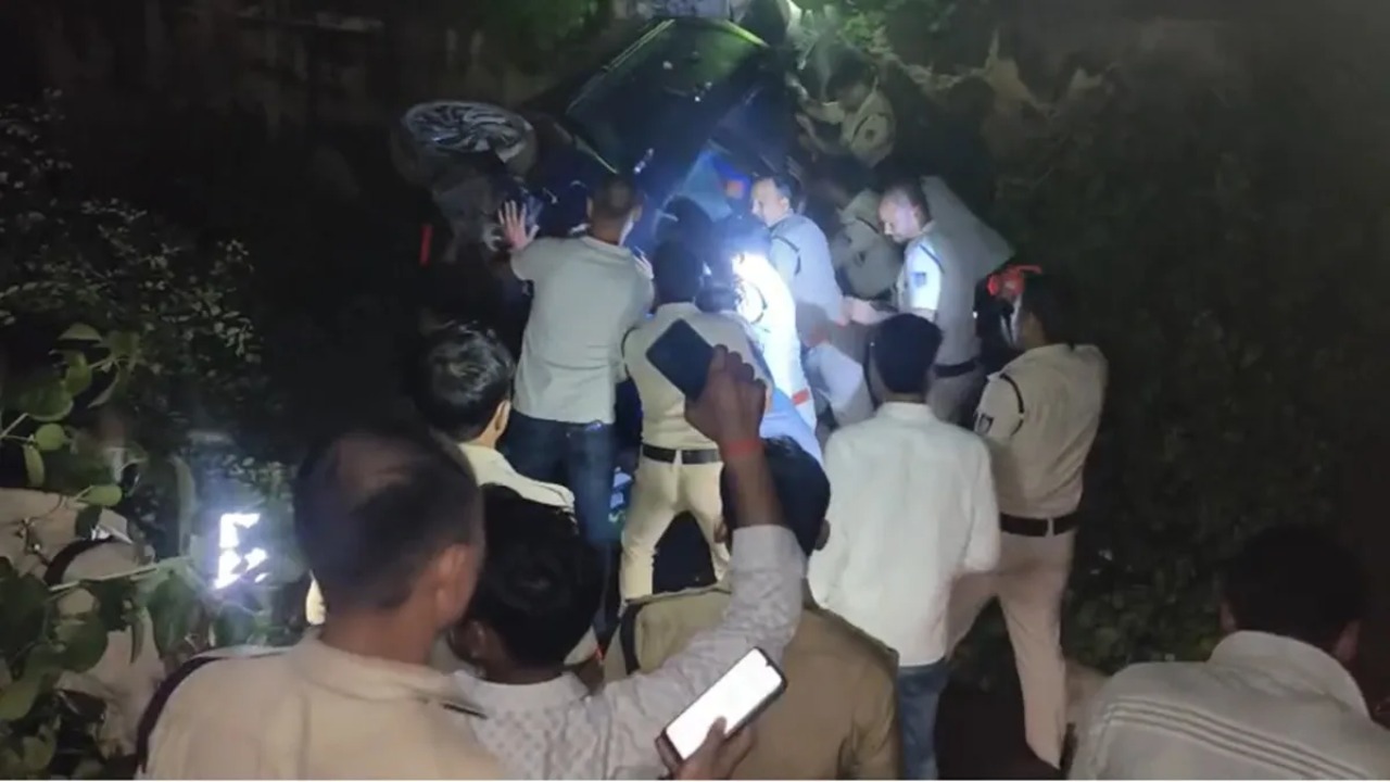 Major Accident in Gwalior High Speed Car Crushes Kanwariyas 4 Dead | Big accident in Gwalior: High speed car crushed Kanwari, 4 killed. News Track in Hindi