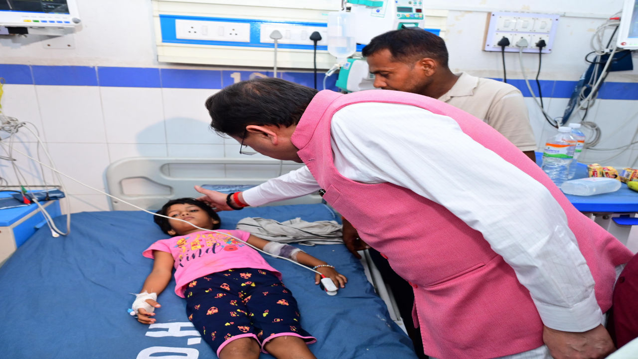 Mansa Devi Stampede Haridwar | Haridwar Temple Accident 2025 | CM Dhami Visits Injured | Uttarakhand Temple Tragedy | , Mansa Devi Temple Haridwar: CM Dhami meets the injured, confident of better treatment. News Track in Hindi