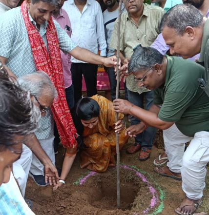 Mayor Dr. Soumya Gurjar planted saplings,