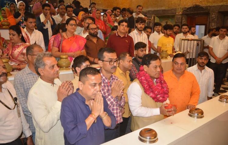 Minister Sarbananda Sonowal came to Salasar, visited Balaji temple and offered prayers