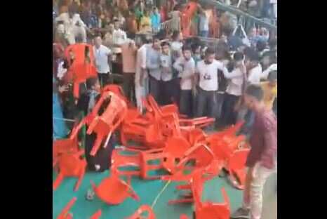PM मोदी की रैली बनी रणभूमि! एक दूसरे पर कुर्सियां उठा-उठाकर मारने लगी महिलाएं, वायरल वीडियो ने मचाया बवाल