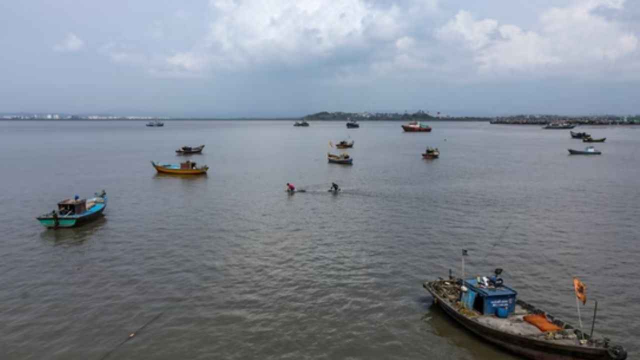 Pakistani boat seen near Raigad Fort in Maharashtra! This was revealed in the investigation