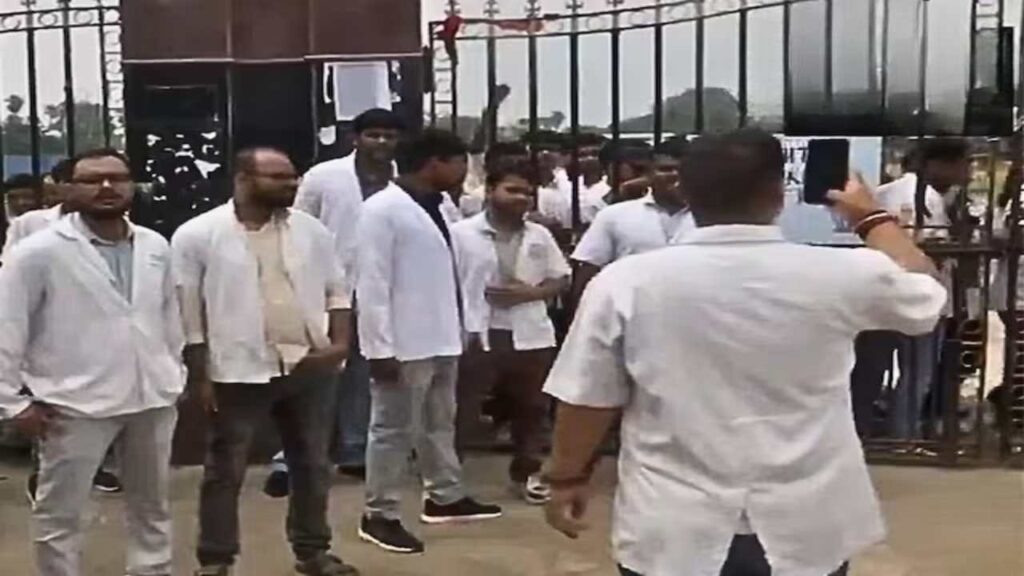Patna Student Shooting, Patna College Violence, Patna Gang War News, Patna Veterinary College Incident, Student Protest Patna, Patna Campus Crime, Student Shot in Patna, College Gang Fight Bihar, Patna Police Action, Patna Student Safety, Bihar University Violence, Patna Breaking News, Gunshot in Patna College, Bihar Student News, Patna Campus Security, Igimes Student Admitted, Bihar COLDENTED Crime, Patna Law and Order, Student Unrest Patna, Patna Shooting Protest | We want justice, hang the culprits! Anger of students erupted after firing in Patna College, heavy police force deployed outside the campus! , News Track in Hindi