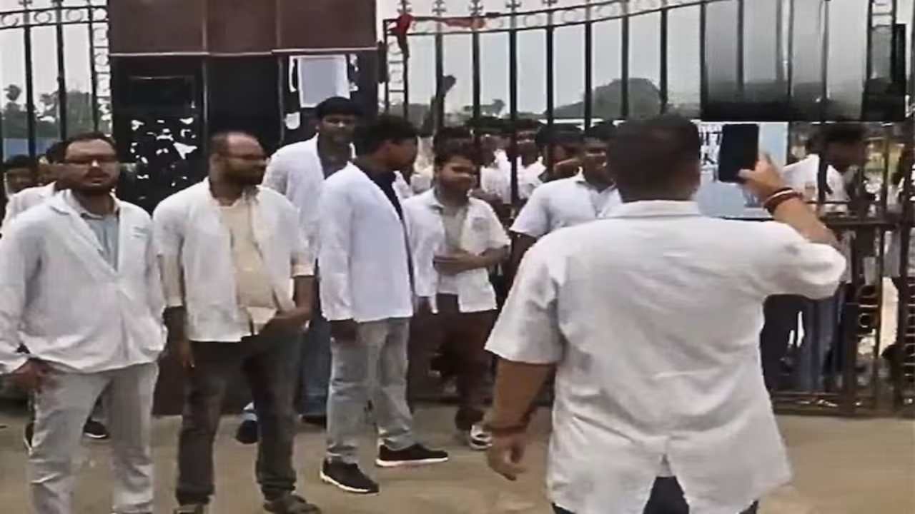 Patna Student Shooting, Patna College Violence, Patna Gang War News, Patna Veterinary College Incident, Student Protest Patna, Patna Campus Crime, Student Shot in Patna, College Gang Fight Bihar, Patna Police Action, Patna Student Safety, Bihar University Violence, Patna Breaking News, Gunshot in Patna College, Bihar Student News, Patna Campus Security, Igimes Student Admitted, Bihar COLDENTED Crime, Patna Law and Order, Student Unrest Patna, Patna Shooting Protest | We want justice, hang the culprits! Anger of students erupted after firing in Patna College, heavy police force deployed outside the campus! , News Track in Hindi