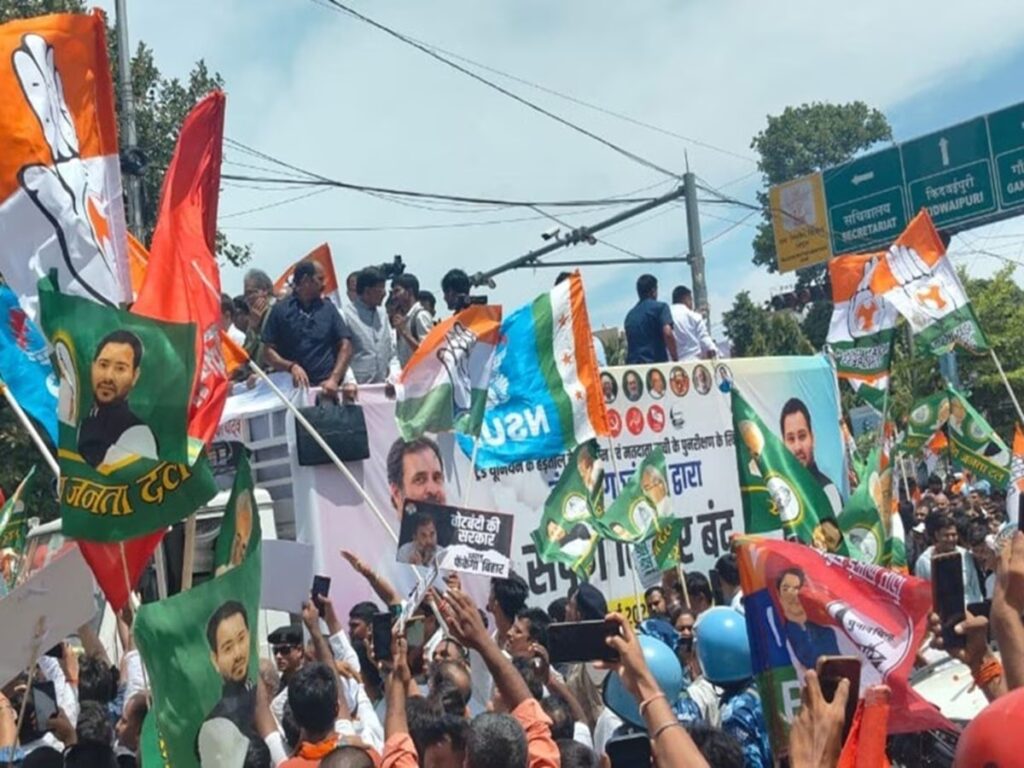 Rahul Gandhi Stops Car Joins Tejashwi | Bihar Band | Bihar Bandh Protest March | Tejaswi Yadav | Bihar Election 2025 | Bihar closed: Rahul Gandhi- Tejashwi Yadav took out Protest March, direct message to Election Commission. News Track in Hindi