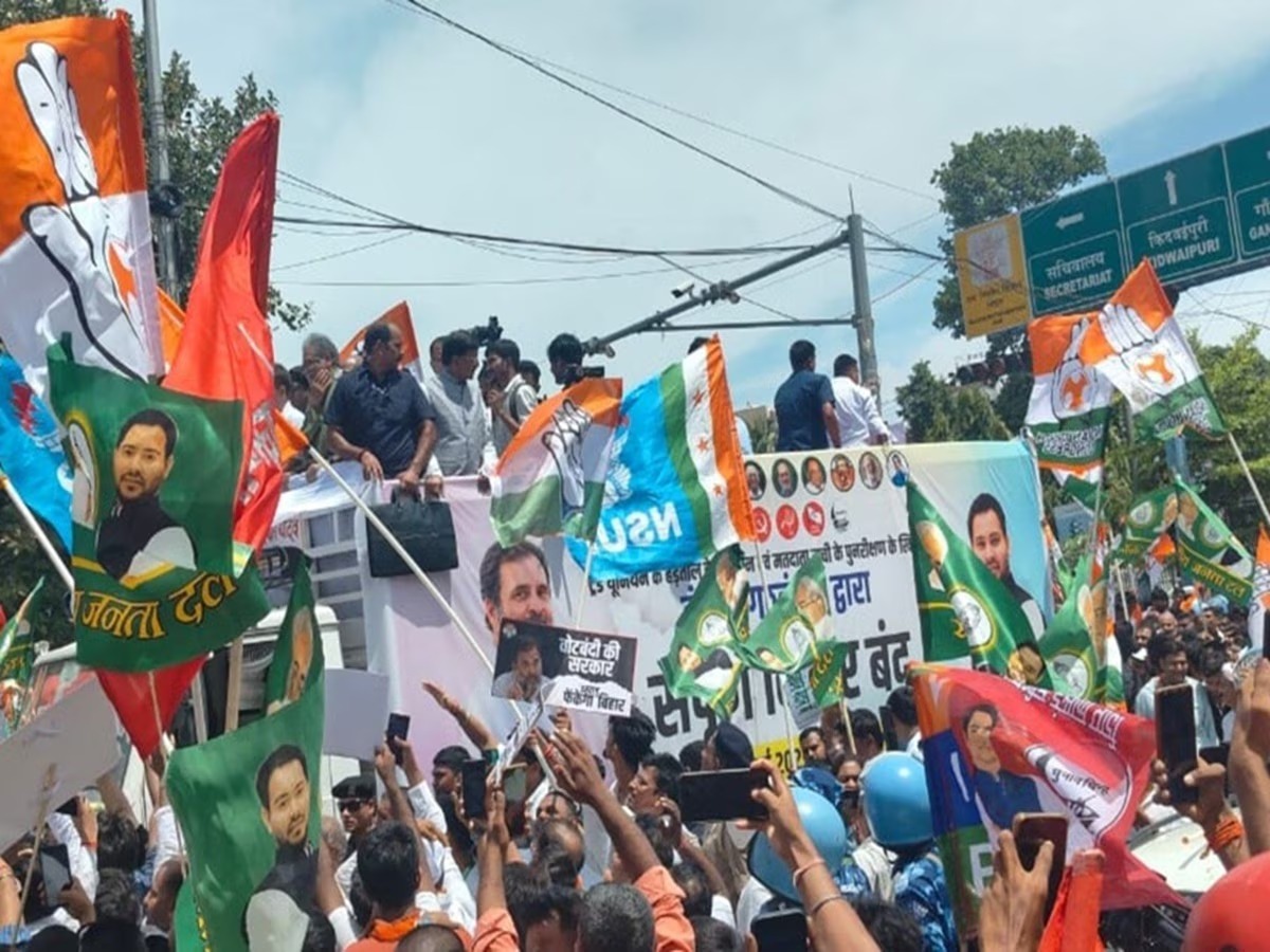 Rahul Gandhi Stops Car Joins Tejashwi | Bihar Band | Bihar Bandh Protest March | Tejaswi Yadav | Bihar Election 2025 | Bihar closed: Rahul Gandhi- Tejashwi Yadav took out Protest March, direct message to Election Commission. News Track in Hindi