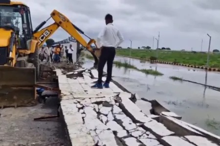 Rewa Airport Construction Wall Colles in MP | Rewa Airport Wall Collopse | Rewa Airport Construction Failure | Madhya Pradesh Airport Scandal | MP-aerport-wall-collopse-exposes-in-10-month | Lo brother… open pole! Rewa airport wall fell in just 10 months, the result of great negligence…. News Track in Hindi