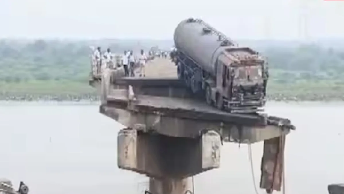 River Bridge Collapsed in Gujarat: Cars were passing through the bridge, suddenly broke from the beach, many vehicles fell into the river, two people died, vehicles were passing through the bridge, Suddenly it collapsed and broke in the moodde River, Two People Died