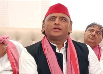 SP Chief Akhilesh Yadav, during a public event in Azamgarh, Accused BJP of Double Standards on Reservation and Secularism. He Announced Spâ € ™ S 2027 Election Promies Including Free Electricity, iPads for youth, and pensions for women. , Azamghar News: Former Chief Minister said - "BJP's priority is liquor shops, not schools". News Track in Hindi
