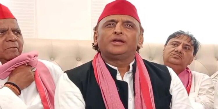 SP Chief Akhilesh Yadav, during a public event in Azamgarh, Accused BJP of Double Standards on Reservation and Secularism. He Announced Spâ € ™ S 2027 Election Promies Including Free Electricity, iPads for youth, and pensions for women. , Azamghar News: Former Chief Minister said - "BJP's priority is liquor shops, not schools". News Track in Hindi