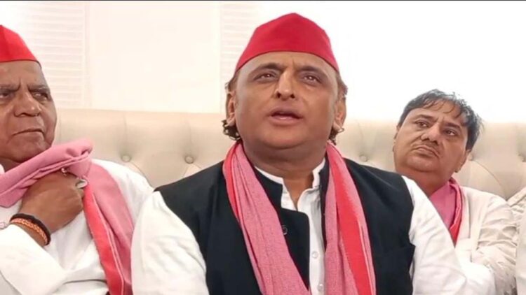 SP Chief Akhilesh Yadav, during a public event in Azamgarh, Accused BJP of Double Standards on Reservation and Secularism. He Announced Spâ € ™ S 2027 Election Promies Including Free Electricity, iPads for youth, and pensions for women. , Azamghar News: Former Chief Minister said - "BJP's priority is liquor shops, not schools". News Track in Hindi