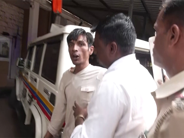 Saif Ali Khan attacked with a knife, Mumbai police detained a person for questioning
