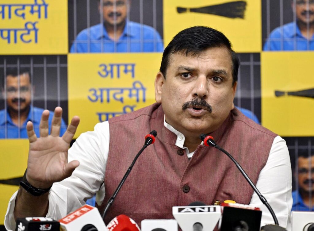 Sanjay Singh Aap Party | Aap protests school merger sanjay singh | School Closure Controversy | Latest Update Aap Party | Speak AAP on school merger! Sanjay Singh said-not liquor .. There is a school, announcement of struggle from road to house. News Track in Hindi