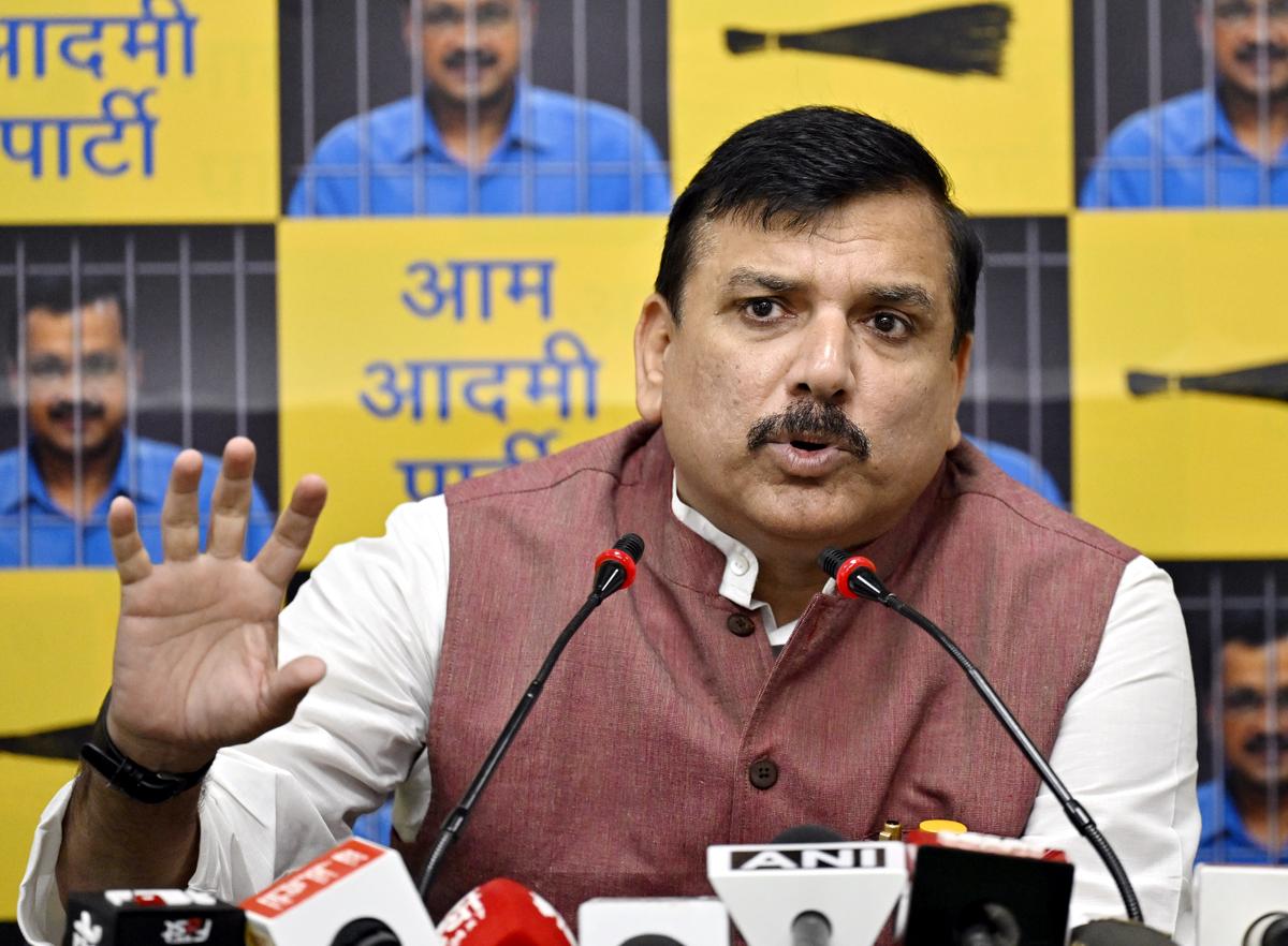 Sanjay Singh Aap Party | Aap protests school merger sanjay singh | School Closure Controversy | Latest Update Aap Party | Speak AAP on school merger! Sanjay Singh said-not liquor .. There is a school, announcement of struggle from road to house. News Track in Hindi