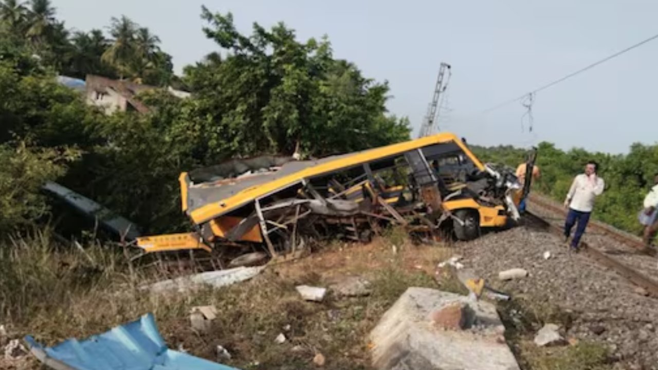 Shocking Accident Tamil Nadu Railway Crossing | School Bus Hit By Train | Bodies Wrapped in School Uniforms | , Dead bodies wrapped in school uniforms! Heartbreaking accident at railway crossing, school bus hit by train. News Track in Hindi