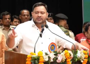 Tejashwi Yadav, Election Commission of India, Bihar Elections 2025, BJP in Bihar, Tejashwi vs BJP, President's Rule Bihar, Democratic Crisis in Bihar, VOTER LISTOTORVERSY, INDIN Opposition Politics, EC Bias Allegations, Bihar Political News, Tejashwi on Modi, Bihar Democracy under Threat, BJP Election Manipulation, Election Commission Controversy, VOTERE SUPPRESSION INDINA One Election, Bihar Political Crisis, Modi Bihar Strategy, Bihar Voter Fraud | Election Commission is a BJP servant! Tejashwi's charge - murder of democracy in Bihar, BJP will bring President's rule? , News Track in Hindi