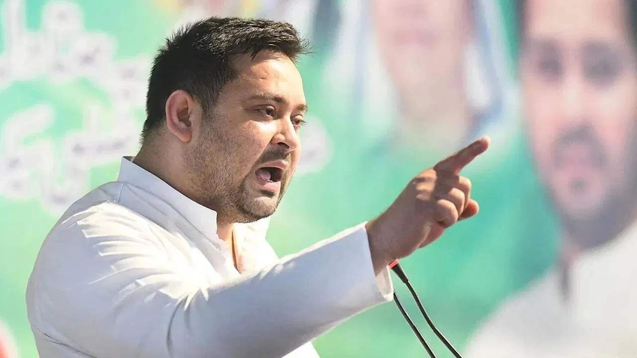 Tejashwi Yadav Exposes Massive Election Scam in Bihar | Says "This is not an election, itâ € ™ sa mockery!" , Bihar Voter Scam: Maha scam before election! Tejashwi Yadav opened the Election Commission's poll, said - "This election is not a spectacle". News Track in Hindi