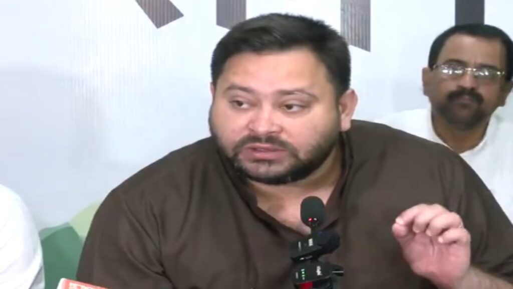 Tejashwi Yadav surrounded the election commission on sir mahagathbandhan raised the demand for transparency big controversy in the election process | Tejashwi Yadav surrounds Election Commission on SIR: Grand Alliance raised demand for transparency, big controversy in the election process! , News Track in Hindi