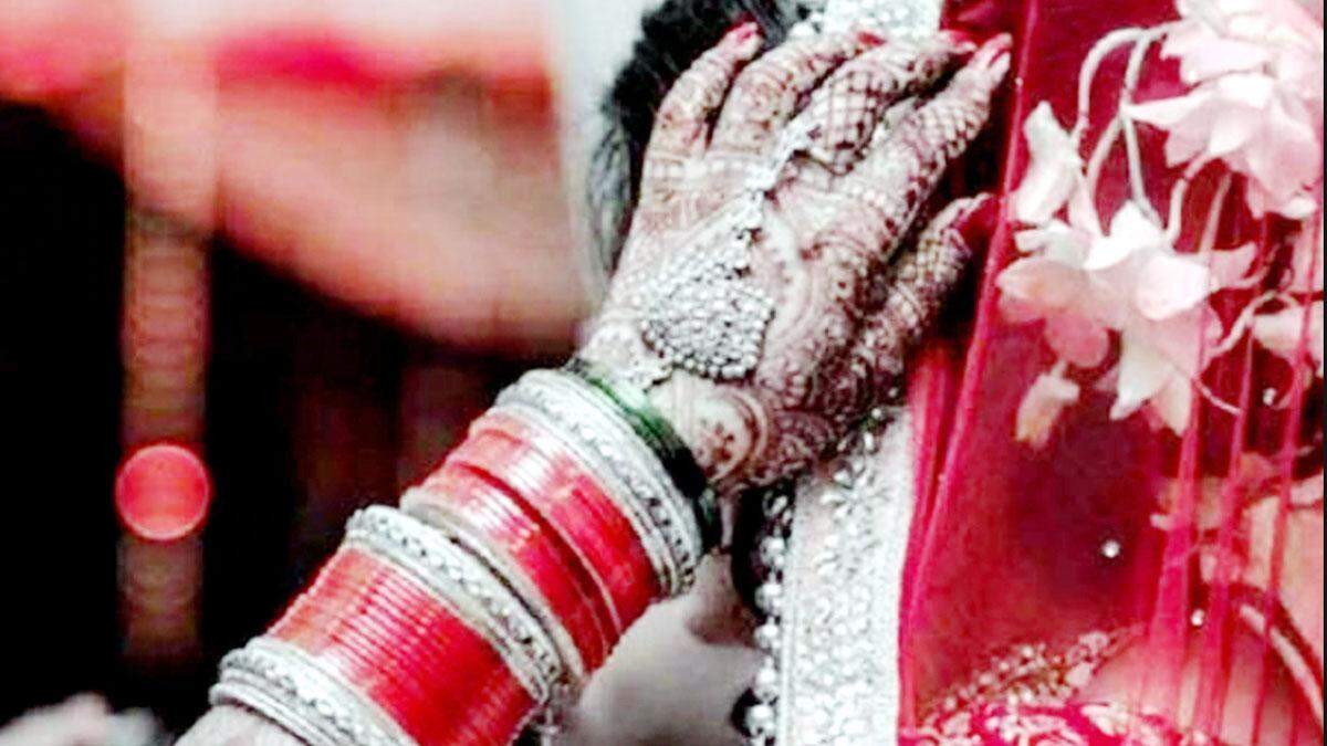 The bride was about to wear Jayamal, only then the voice came- it cannot be married; Then the groom's distinction opened