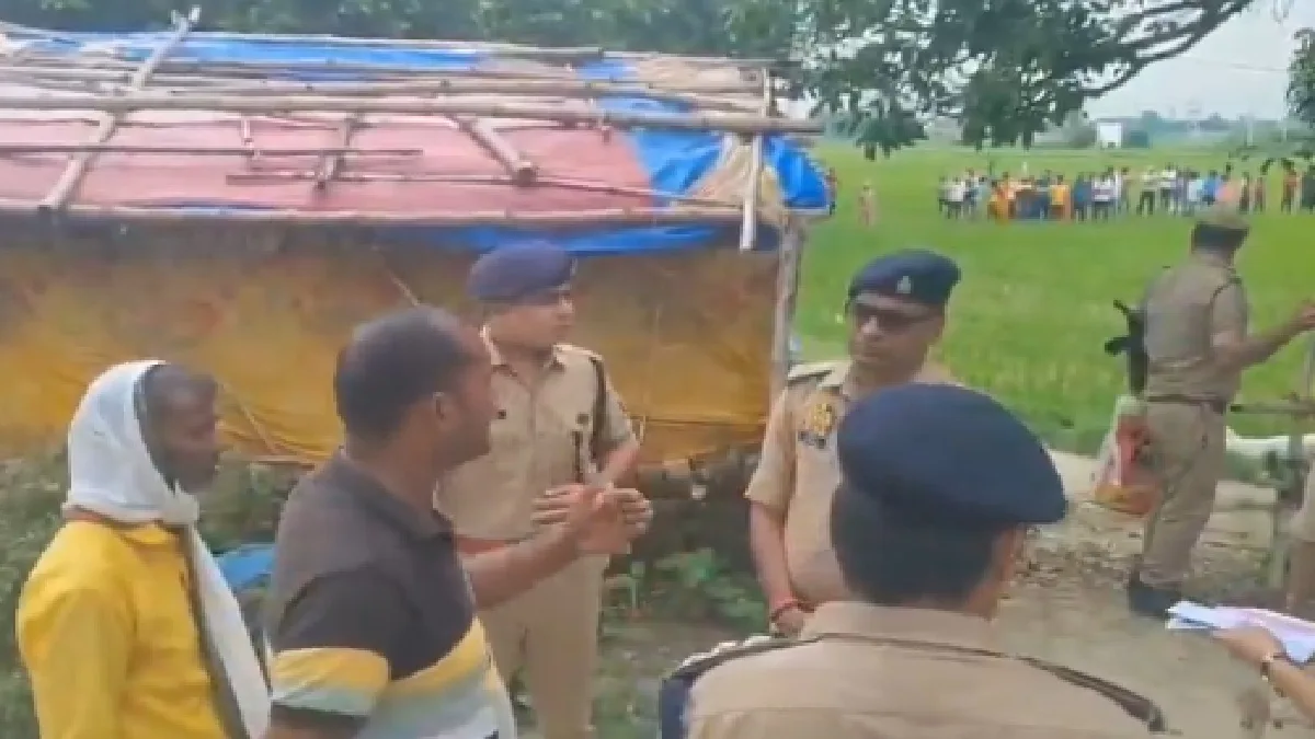 Triple murder in Ghazipur: In Ghazipur, UP, a young man cut father, mother and sister, triple murder in land dispute, triple murder in ghazipur in land dispute young man killed father mother and sister with axe