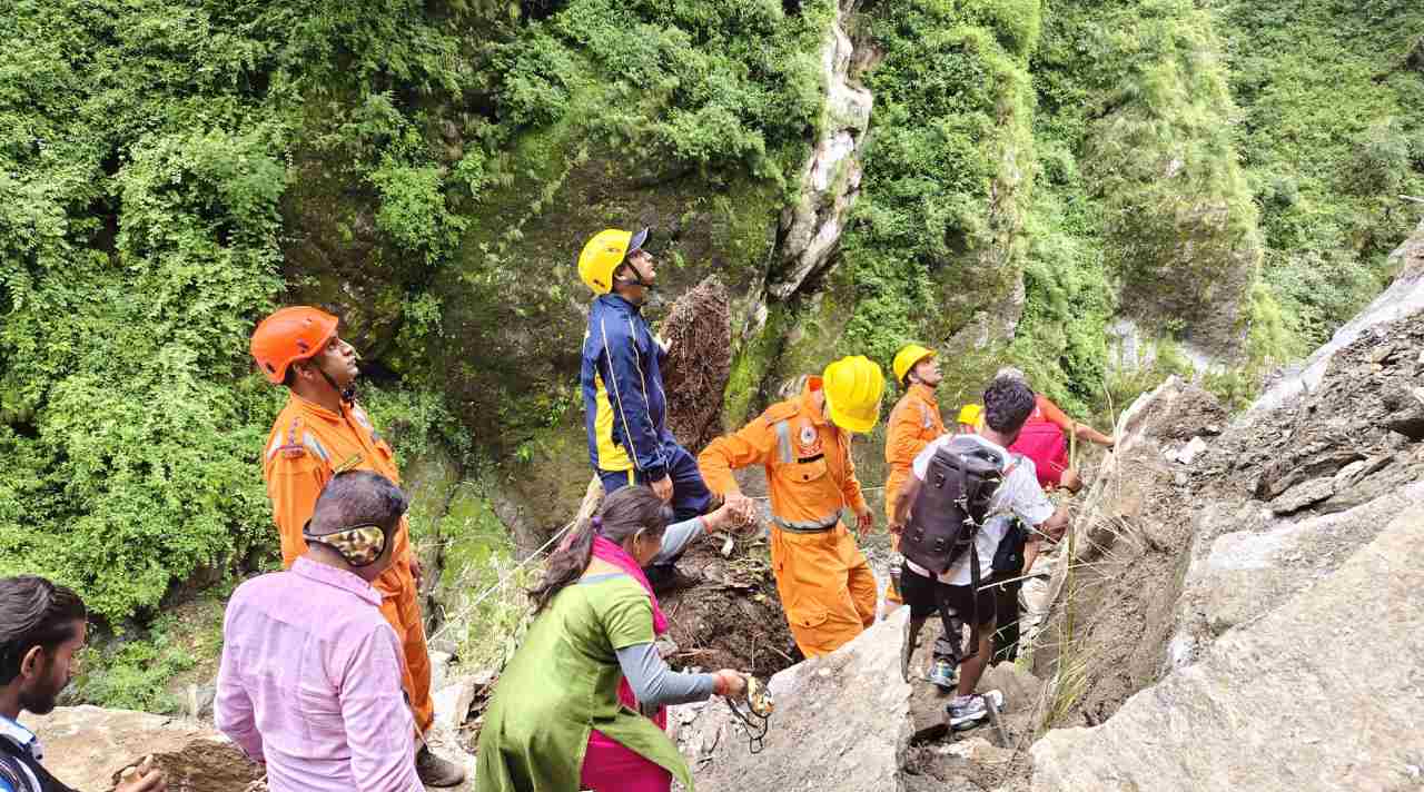 Uttarakhand Rain: 1600 Pilgrims Rescued from Kedarnath | Uttarakhand News: Higher rage, relief and rescue work continued in Rudraprayag, 1600 passengers have been safely evacuated from Kedarnath. News Track in Hindi